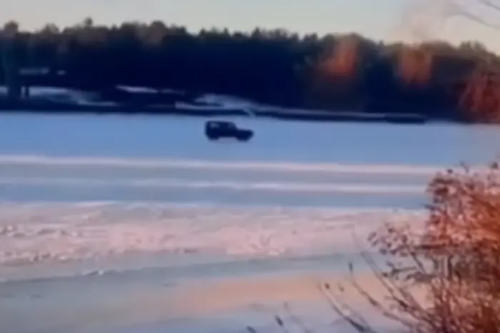 Машина з пасажирами провалилася під кригу на Київському морі.