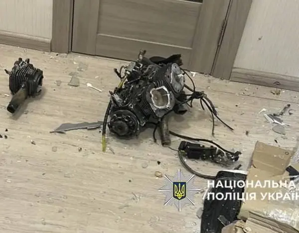 В київській квартирі, після пробиття стіни, виявили двигун дрона (знімки).