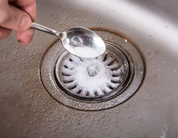 Чи справді сіль захищає зливні труби від замерзання? Комунальні служби прокоментували основний зимовий фейк