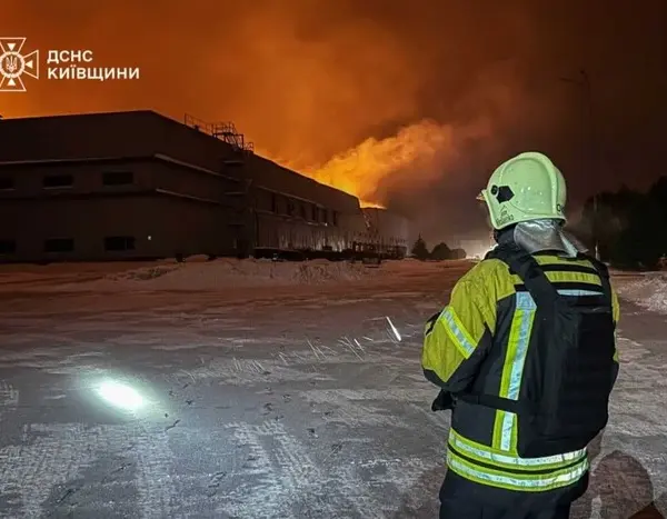 Через удар дронів на Київщині горить склад Roshen
