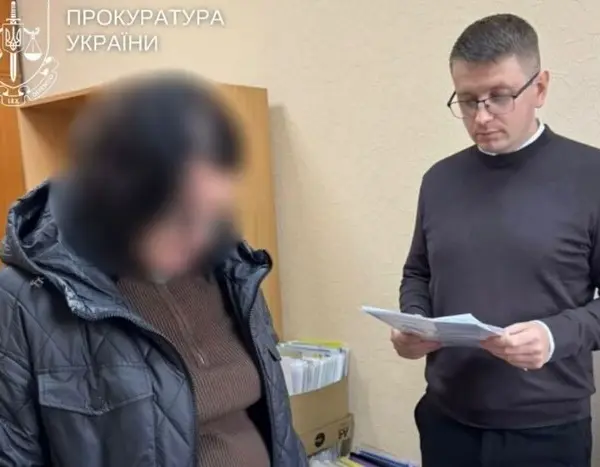 Привласнювала заохочення та “лікарняні”: який вирок отримає колишня бухгалтерка Дарницької РДА