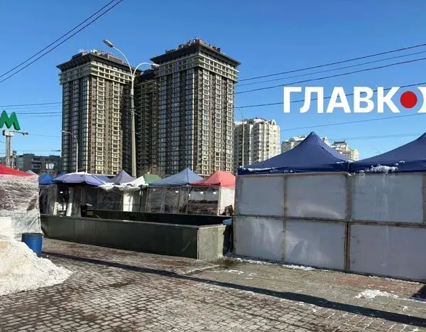 Торгівля квітами біля “Мінської”: незручності пересування до метро через стихійний ринок (знімки)