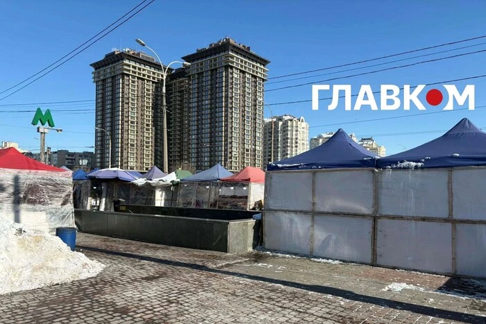 Торгівля квітами біля “Мінської”: незручності пересування до метро через стихійний ринок (знімки)