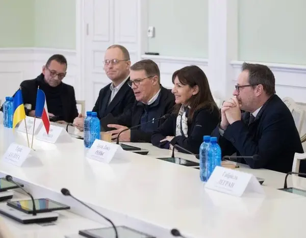 Очільниця Парижа передала Києву електрогенератори.