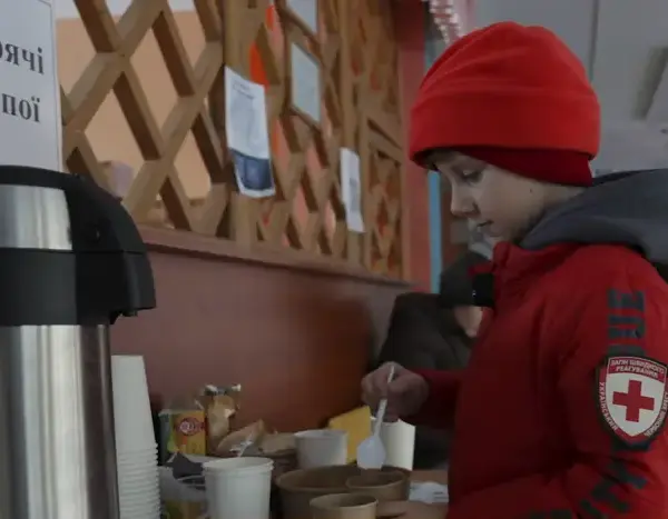 Дев’ятирічний Захар зігріває киян у пункті обігріву.