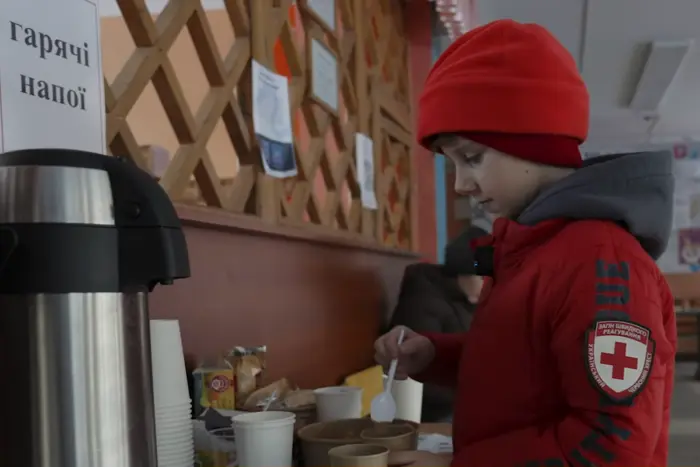 Дев’ятирічний Захар рятує киян від холоду у пункті незламності 