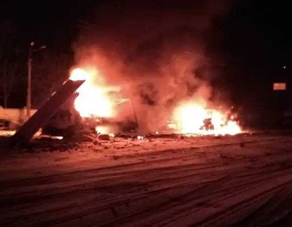 Уламки безпілотника впали поряд з парковкою в Оболонському районі: пошкодження машин і будівлі (знімки)