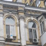 Діячі демонтували бюст Пушкіна з фасаду старовинної споруди в Києві.