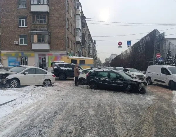 Аварія біля “Тараса Шевченка” паралізувала рух (фото)