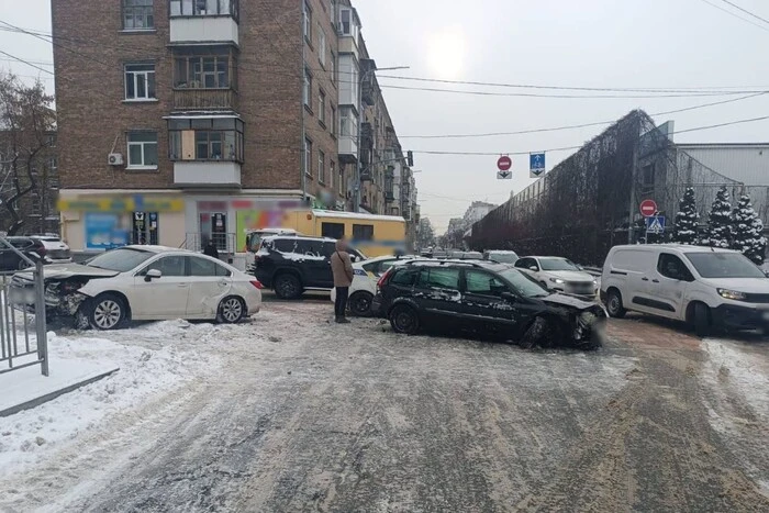 Біля метро «Тараса Шевченка» сталася ДТП, рух заблоковано (фото)