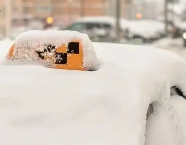 Київ: негода спровокувала стрибок цін на таксі.