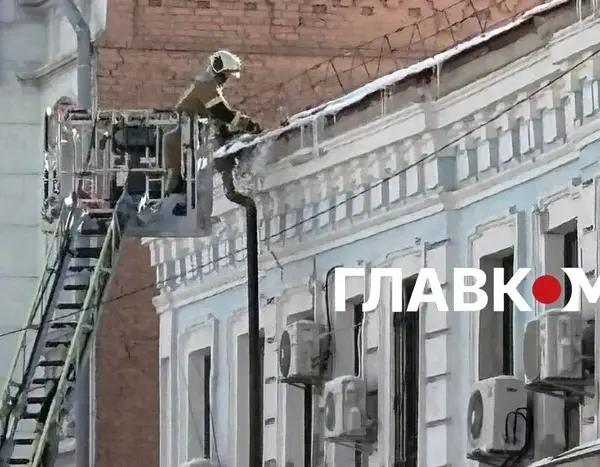 Чиновники дбають лише про власні інтереси? У Києві вибірково ліквідують крижані нарости.