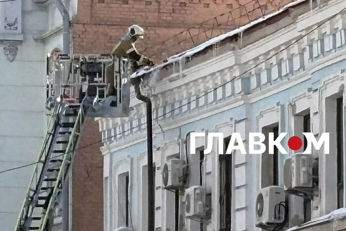 Місцева влада турбується тільки про себе? КМДА почала вибірково збивати бурульки