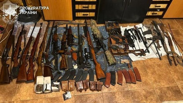 У трьох мешканців Києва поліція конфіскувала збройний арсенал.