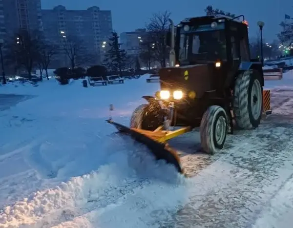 У Києві снігопад. На вулицях працює снігоочисна техніка.