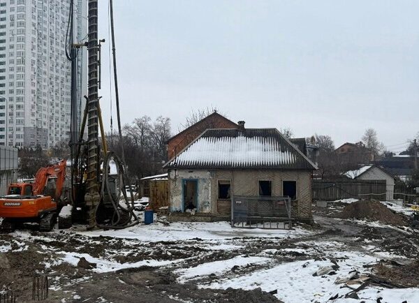 В Осокорках сносят старинную деревянную хату ради новой многоэтажки – Киев Vgorode.ua