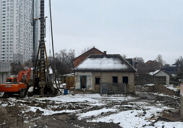 В Осокорках сносят старинную деревянную хату ради новой многоэтажки – Киев Vgorode.ua