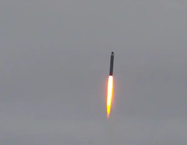 Київ під обстрілом балістики РФ, зафіксовано удар по будівлі (інформація доповнюється)