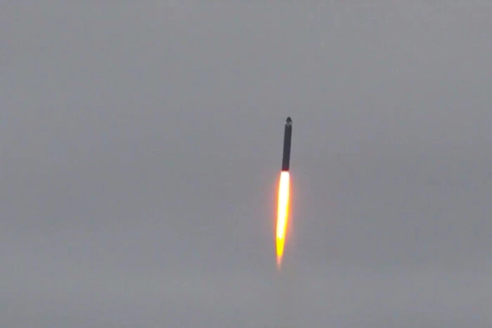 Київ під обстрілом балістики РФ, зафіксовано удар по будівлі (інформація доповнюється)