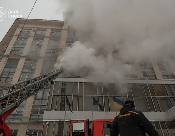 Займання в центрі Києва: горить готель «Дніпро» на Хрещатику (фото)
