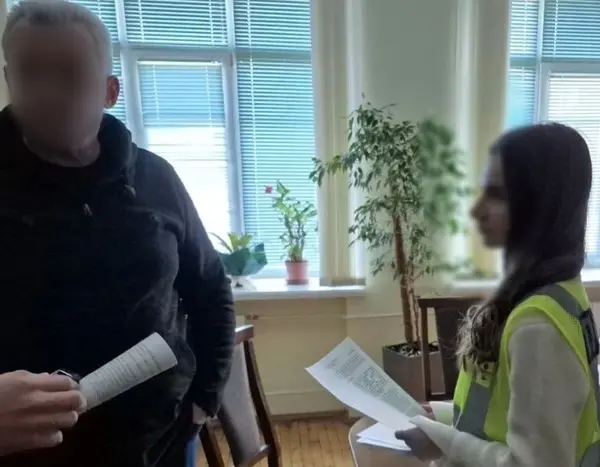 Керівника освіти Подільського району підозрюють у затримці виплат сиротам.