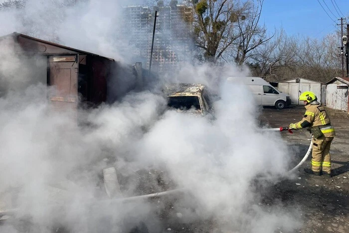 У Шевченківському районі столиці згоріли автомобіль Audi та гараж: є постраждалий (фото)