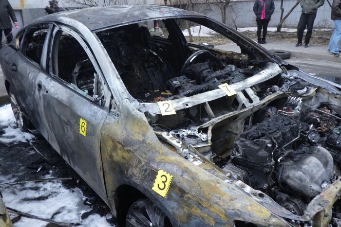 У Києві затримано палія, який через конфлікт із сусідкою знищив три автомобілі 