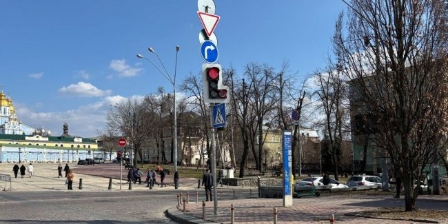 Київ: На Михайлівській з’явився перший світлофор з червоним знаком стоп