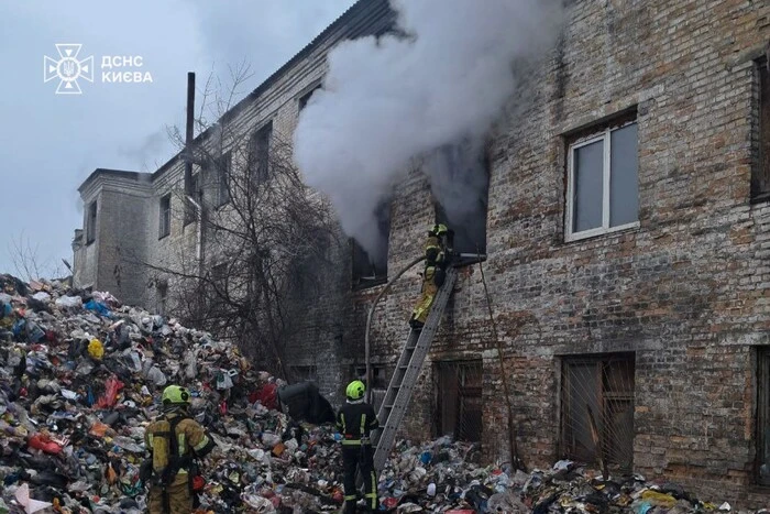 На Деревообробній у Голосіївському районі горіла триповерхова будівля (фото)