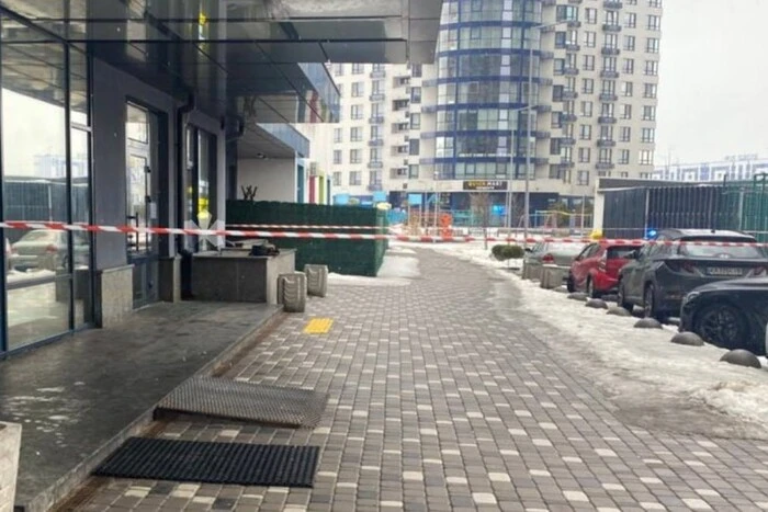 Ризик вибуху в комплексі «Зарічний»: фахівці з розмінування на місці події.