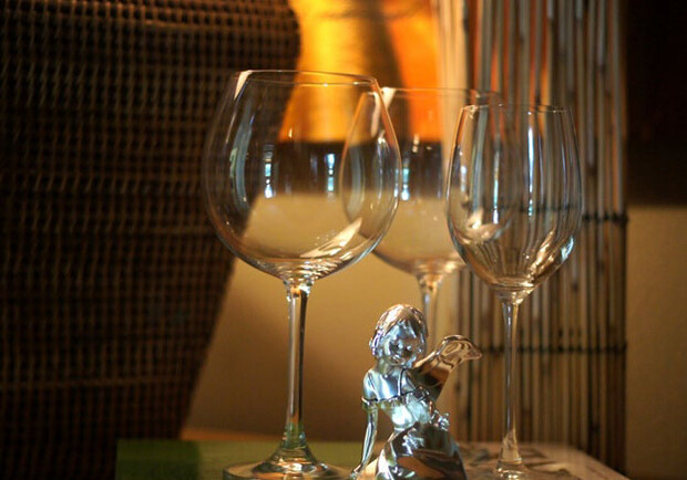 О Подоле с бокалом вина - фото