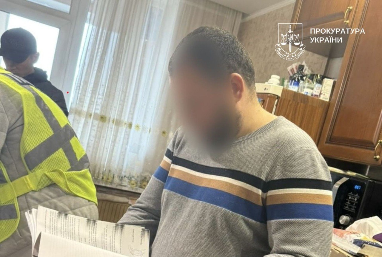 Розкрадання на закупівлі канцелярії та фарби для шкіл: у Києві судитимуть чиновницю РДА та підприємця