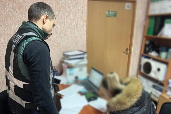 Замикала в туалеті та била шнуром: за катування сина киянка постане перед…