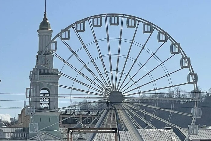 На Контрактовій площі розпочався демонтаж колеса огляду: чому прибирають атракціон