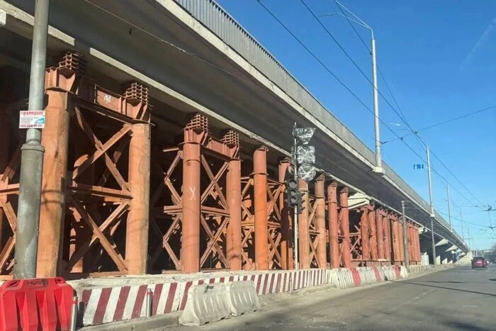 Ремонт за 200 млн не врятував: шляхопровід на Нивках стоїть на опорах