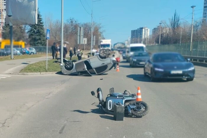 На Борщагівці: Chevrolet догори дриґом після аварії зі скутером (світлина)