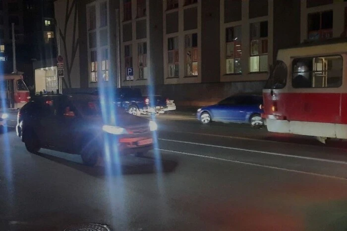 На оновленій Глибочицькій вулиці трамвай знову зійшов з колії, вже вдруге цього…