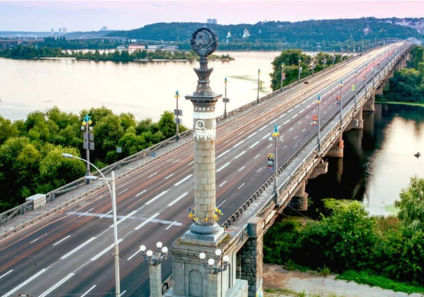 Патонский мост в Киеве: проезд еще открыт, но с серьезными лимитами.