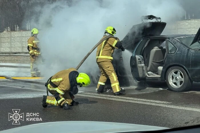 Chevrolet спалахнув на ходу в Голосіївському районі (фото)