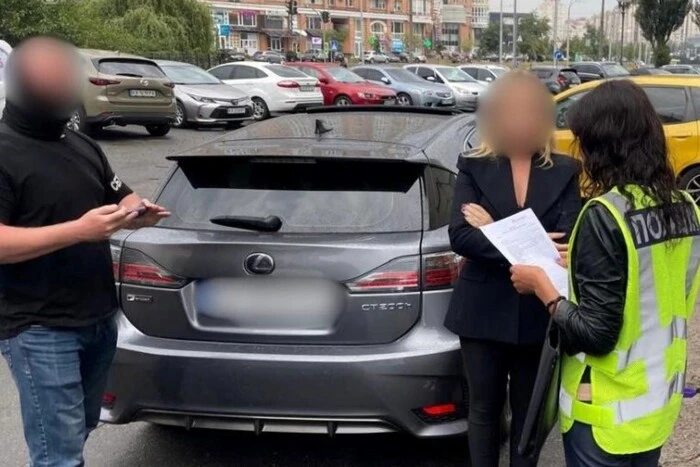 Бронювання через «працевлаштування» у виші: перед судом постане киянка-посередниця