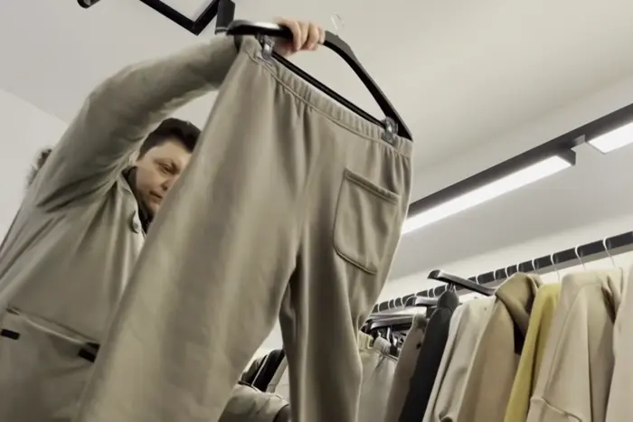 Вояк купив у київській крамниці шати, зроблені в Росії.