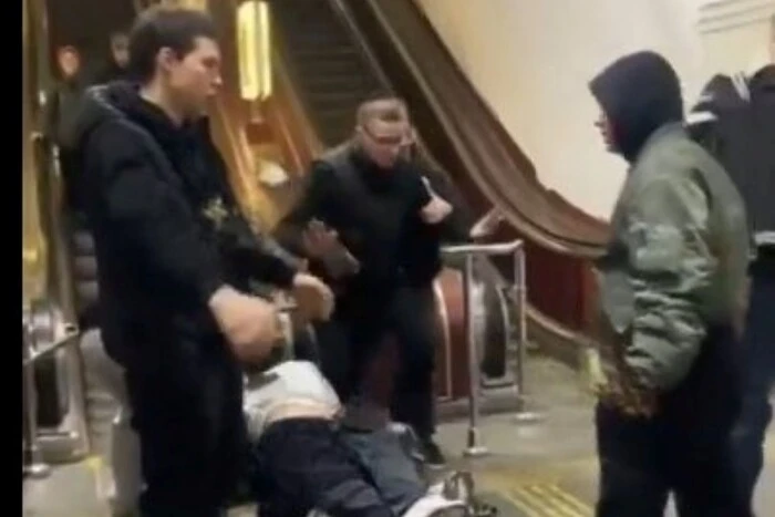 У київському метро пасажири влаштували бійку біля ескалатора (відео)