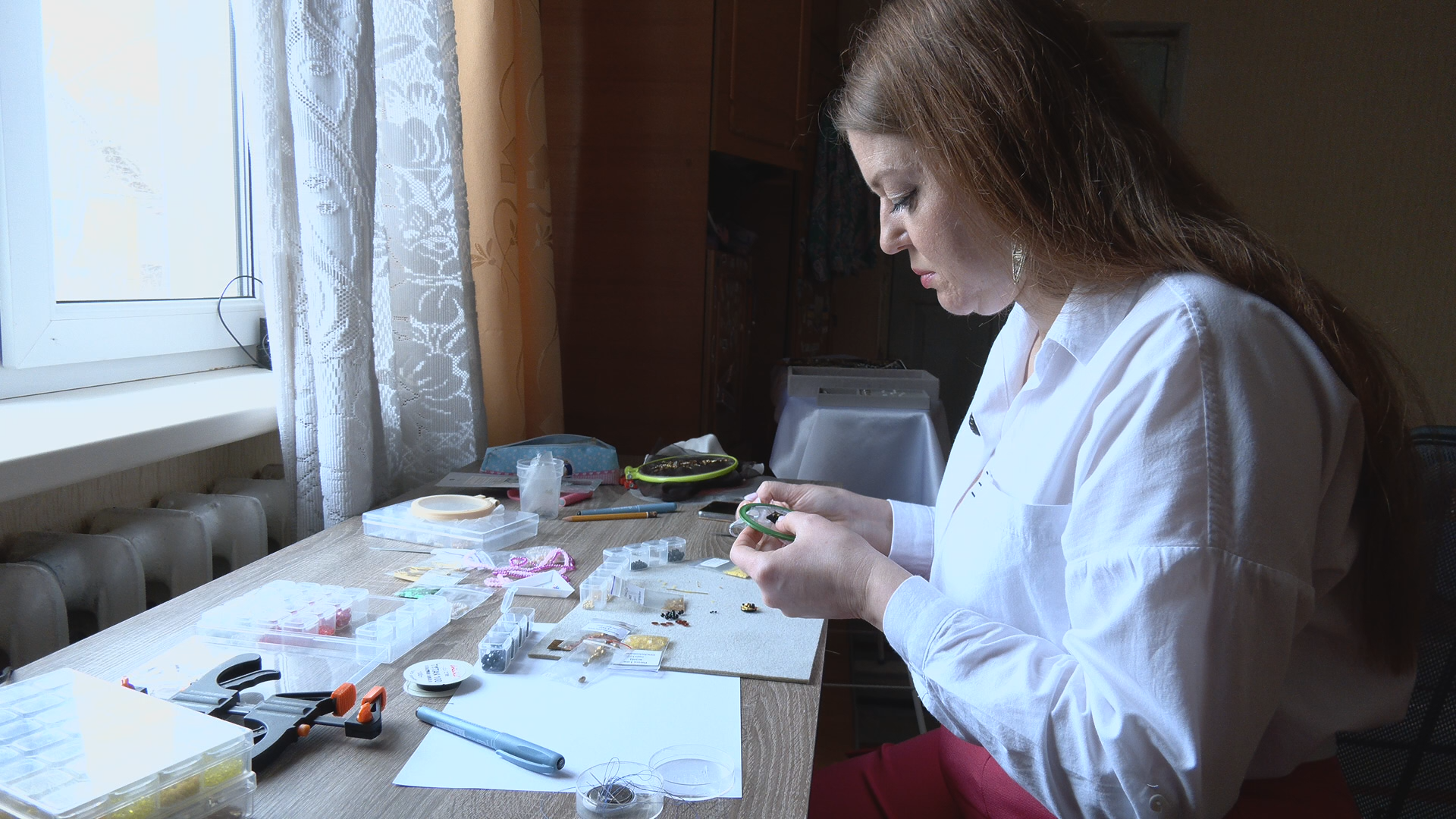 Після ГЕС — в мистецтво. Переселенка із Києва виготовляє прикраси після переїзду на Вінниччину