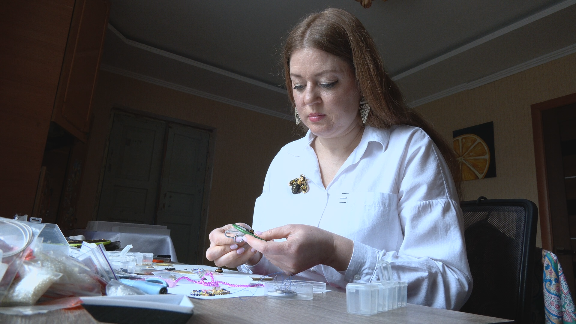 Після ГЕС — в мистецтво. Переселенка із Києва виготовляє прикраси після переїзду на Вінниччину