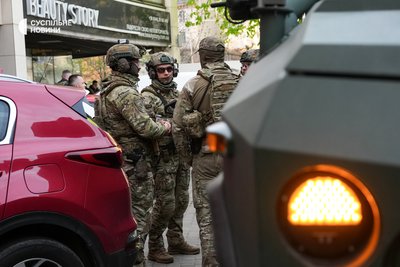 Бійці спецпідрозділу Національної поліції України КОРД під час спецоперації у Голосіївському районі, де чоловік вбив сімох людей та взяв у заручники працівників столичного супермаркету. Київ, 18 квітня 2026 року