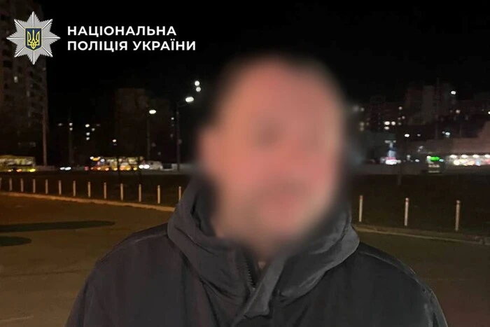 Вирвав телефон і втік: киянину загрожує 10 років в'язниці за пограбування 18-річного хлопця