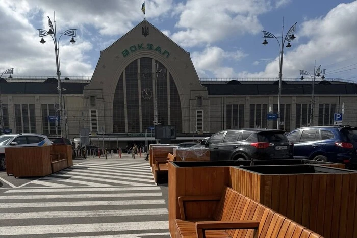 Перед Центральним вокзалом у Києві встановлено 10 парклетів: реакція киян