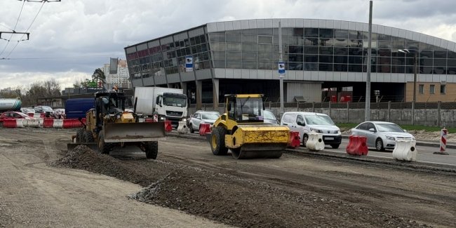 Відновлення шляхопроводу: дорожні роботи на Броварському проспекті поблизу метро «Дарниця»