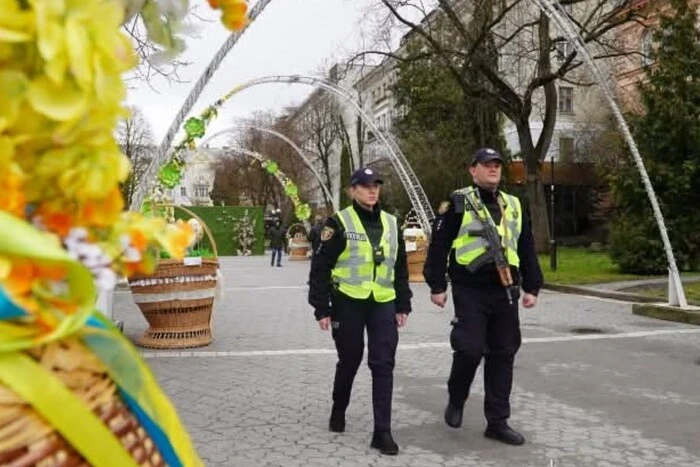 Київ: Відвідування нічних великодніх богослужінь без порушення комендантської години.