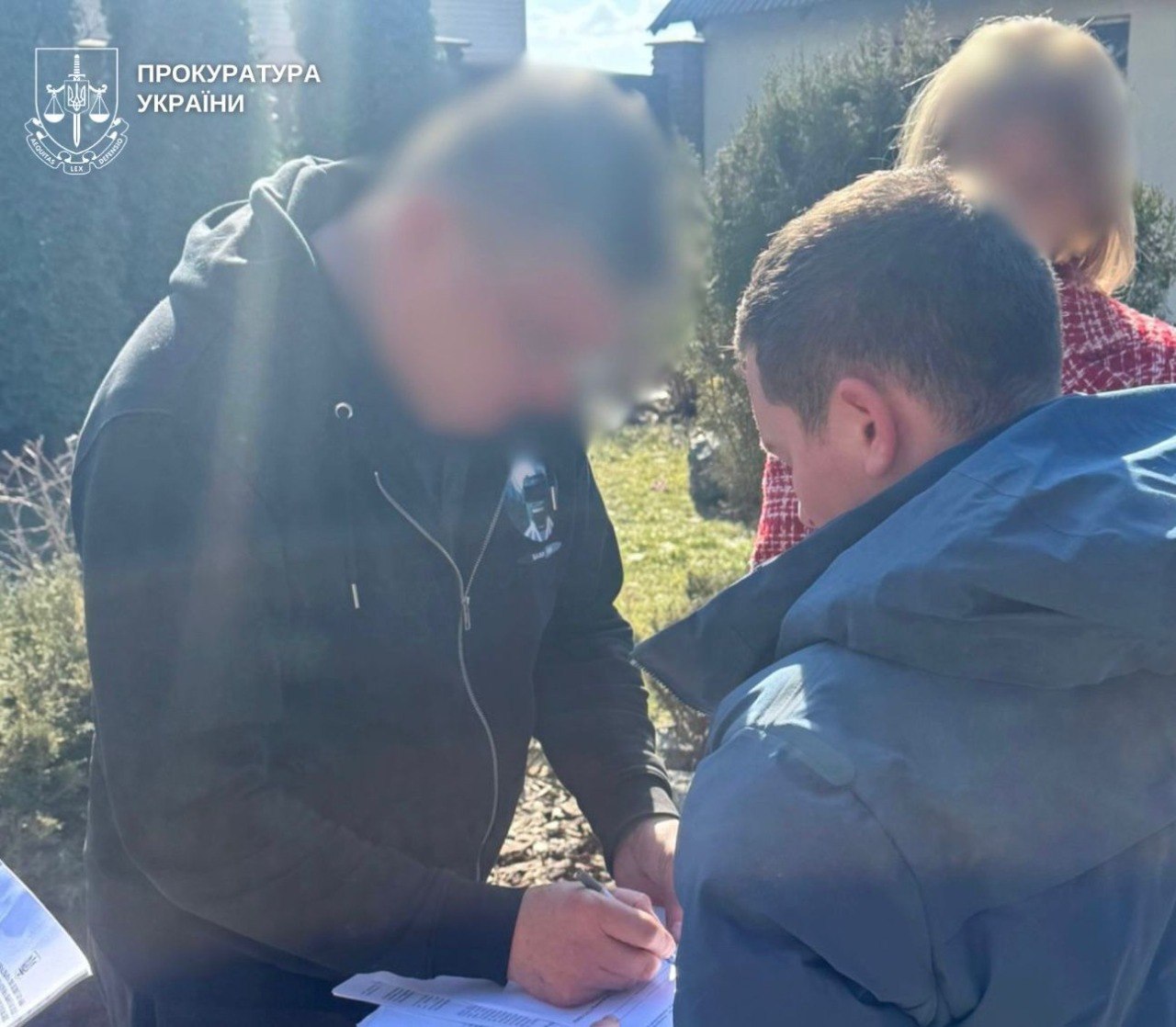 Допомагав іноземцям отримати посвідки на проживання в Україні: киянину вручили підозру